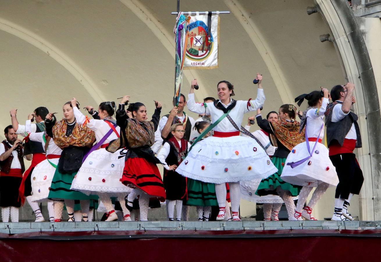 Fotos: VIII Festival Nacional de Folclore en el Paseo de El Espolón