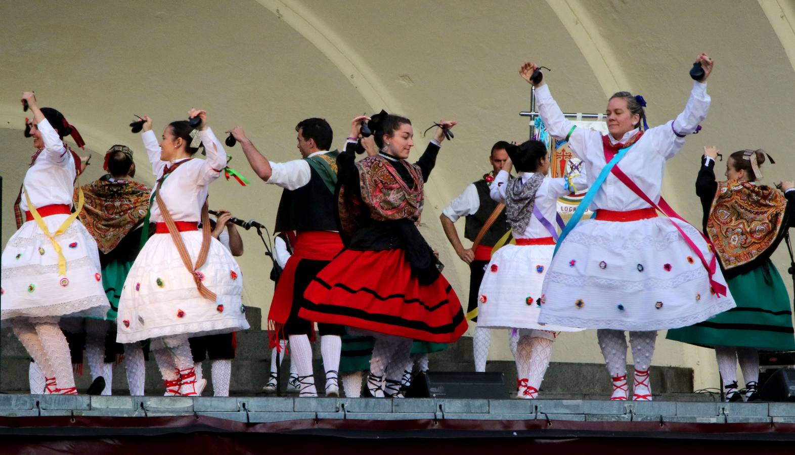 Fotos: VIII Festival Nacional de Folclore en el Paseo de El Espolón