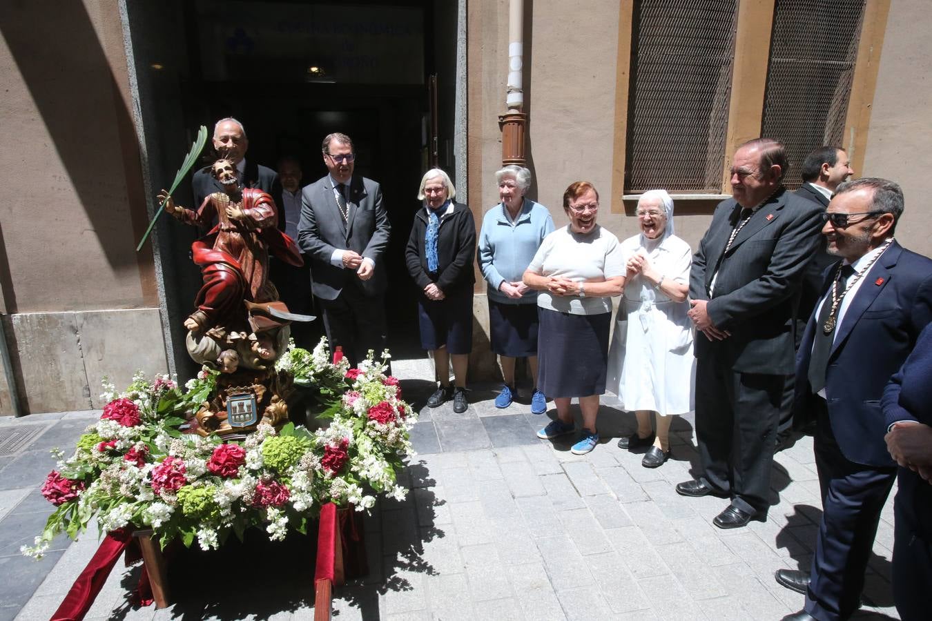 La Cofradía Logroñesa de San Bernabé ha estado acompañada en la procesión por el Grupo Contradanza.