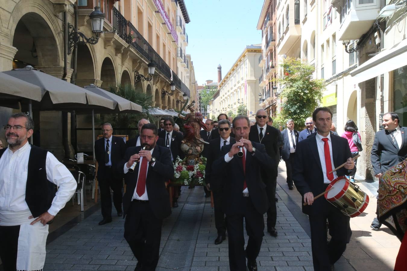 La Cofradía Logroñesa de San Bernabé ha estado acompañada en la procesión por el Grupo Contradanza.