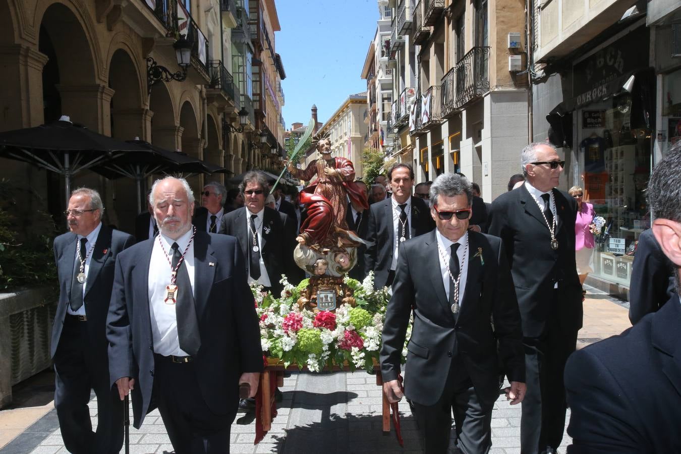 La Cofradía Logroñesa de San Bernabé ha estado acompañada en la procesión por el Grupo Contradanza.