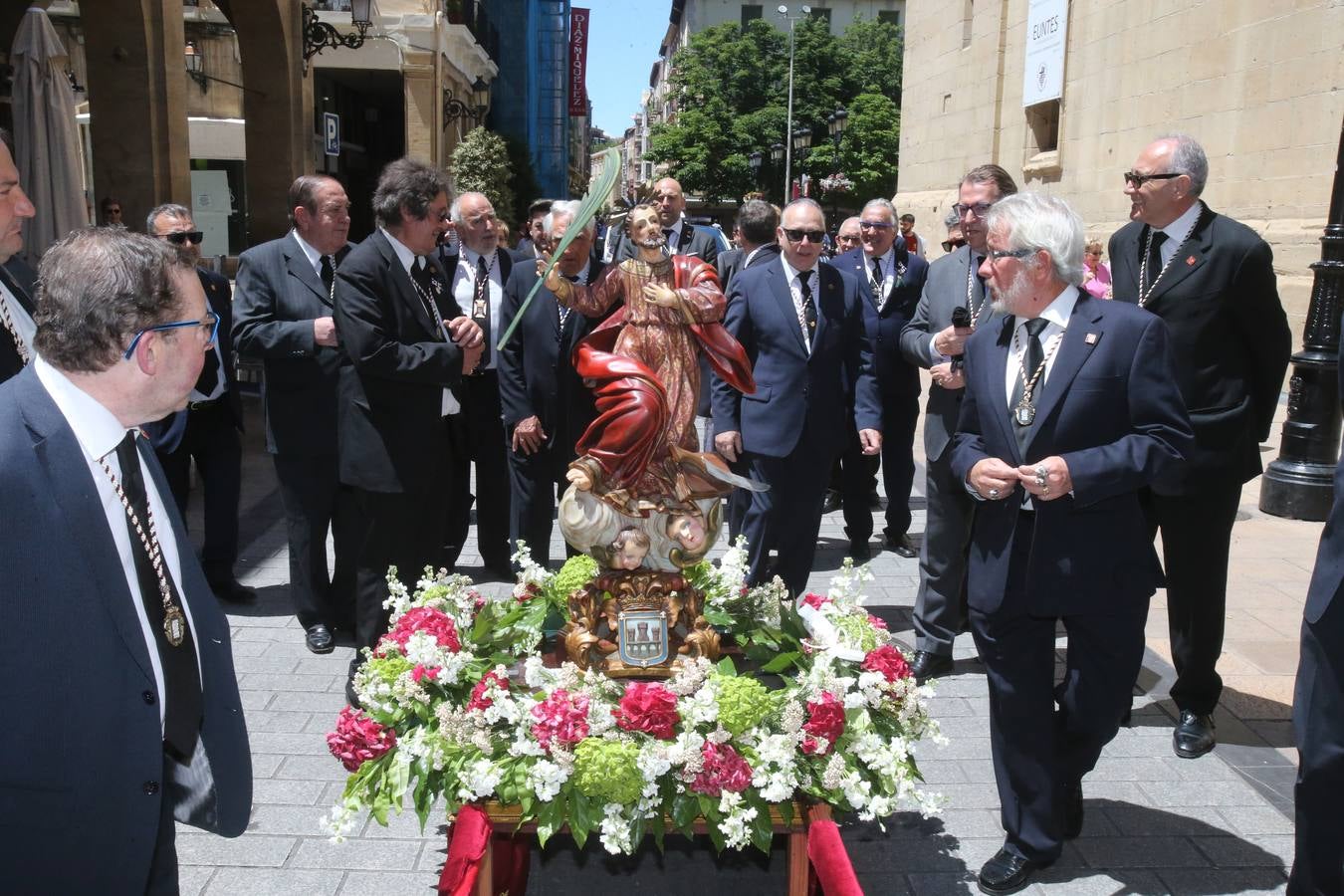 La Cofradía Logroñesa de San Bernabé ha estado acompañada en la procesión por el Grupo Contradanza.