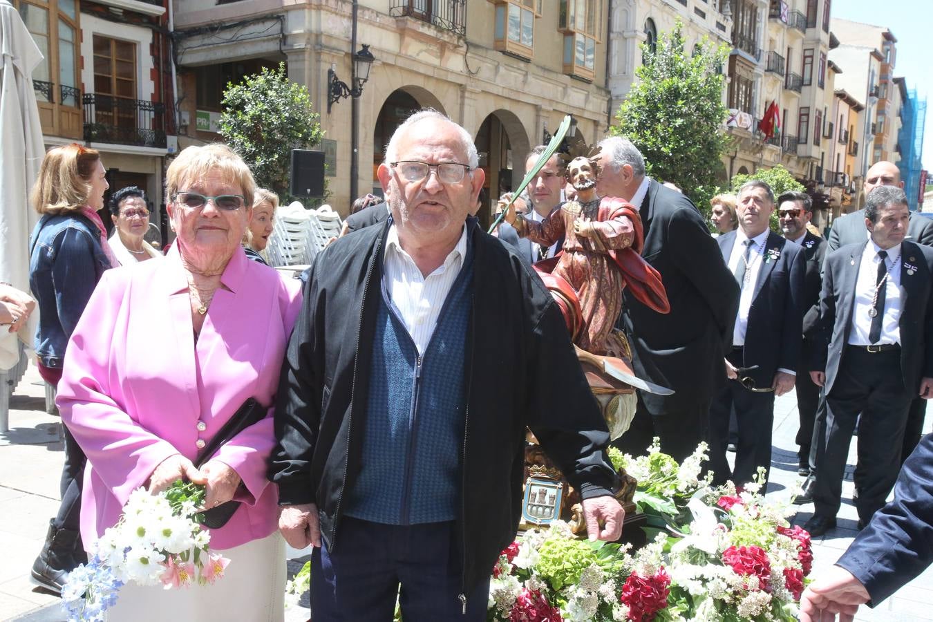 La Cofradía Logroñesa de San Bernabé ha estado acompañada en la procesión por el Grupo Contradanza.