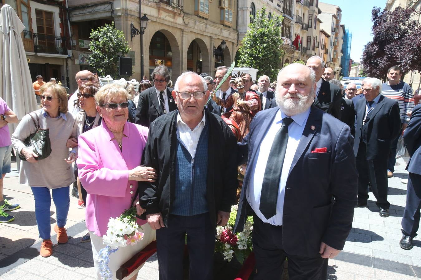 La Cofradía Logroñesa de San Bernabé ha estado acompañada en la procesión por el Grupo Contradanza.
