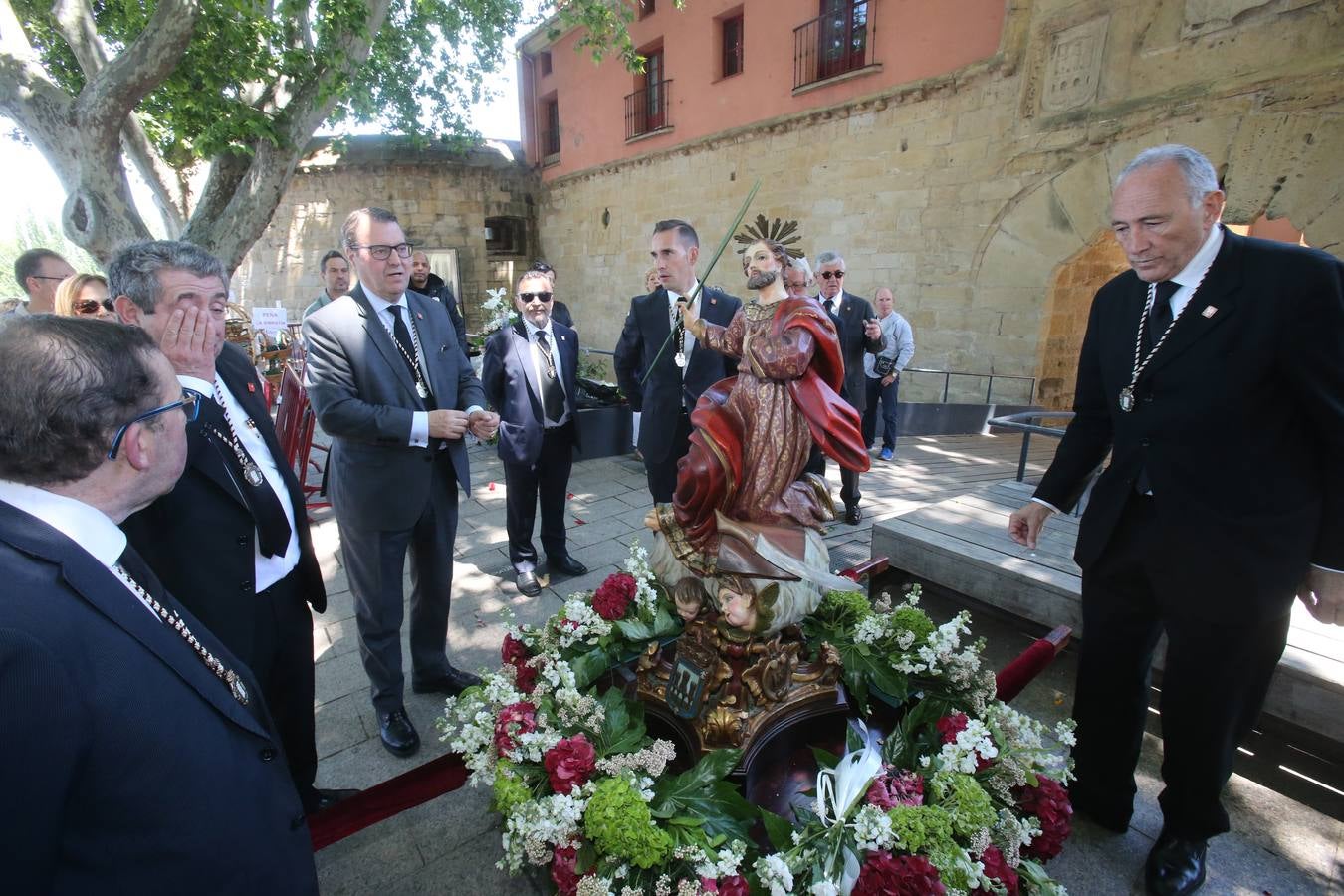 La Cofradía Logroñesa de San Bernabé ha estado acompañada en la procesión por el Grupo Contradanza.
