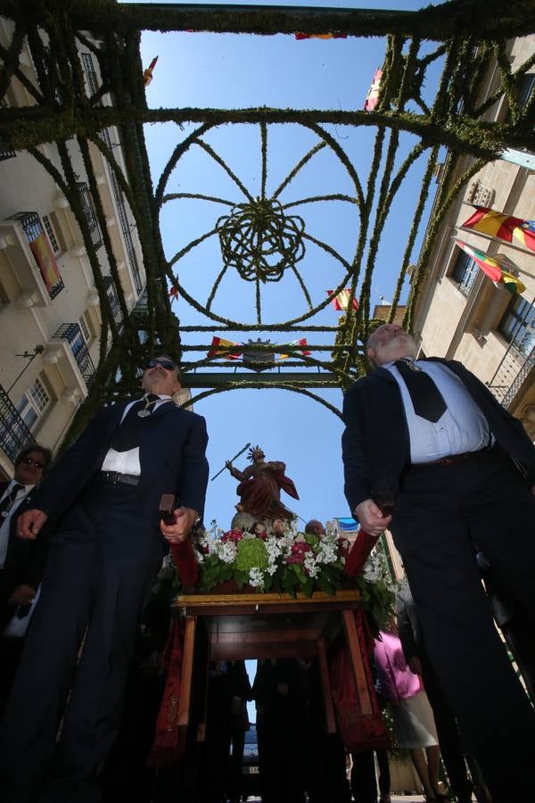 La Cofradía Logroñesa de San Bernabé ha estado acompañada en la procesión por el Grupo Contradanza.