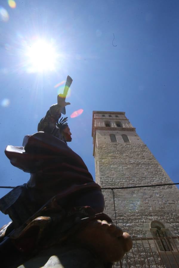 La Cofradía Logroñesa de San Bernabé ha estado acompañada en la procesión por el Grupo Contradanza.