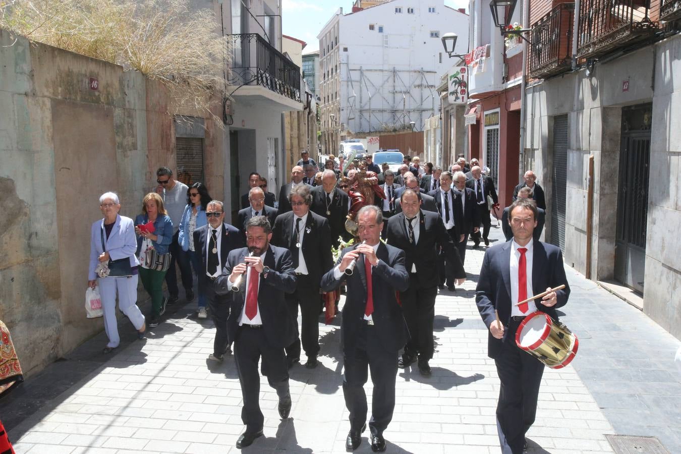 La Cofradía Logroñesa de San Bernabé ha estado acompañada en la procesión por el Grupo Contradanza.
