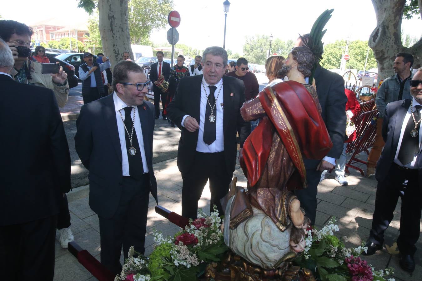 La Cofradía Logroñesa de San Bernabé ha estado acompañada en la procesión por el Grupo Contradanza.