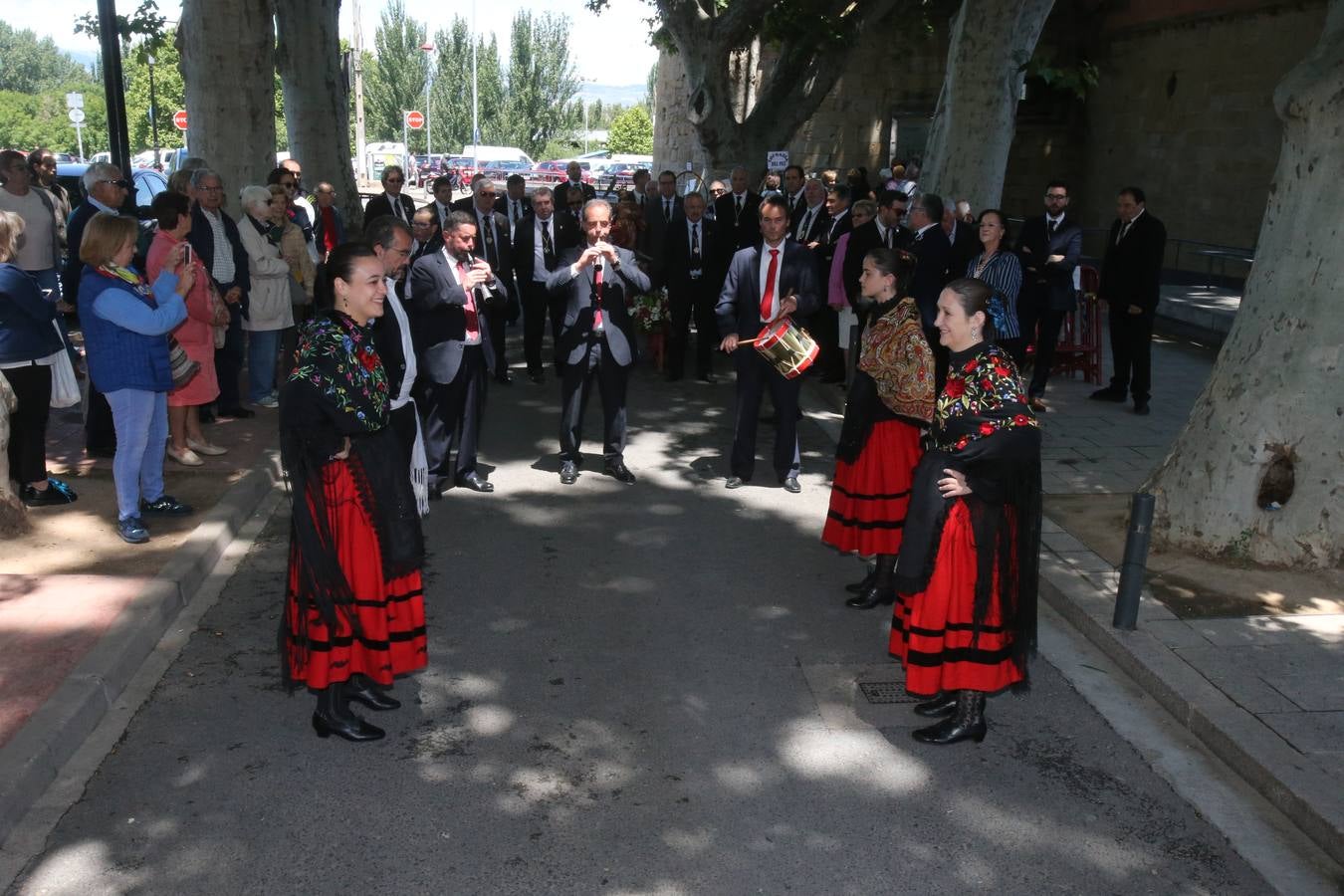 La Cofradía Logroñesa de San Bernabé ha estado acompañada en la procesión por el Grupo Contradanza.