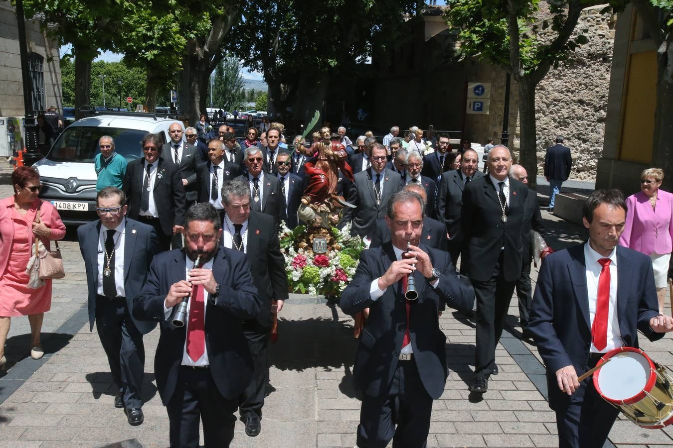 La Cofradía Logroñesa de San Bernabé ha estado acompañada en la procesión por el Grupo Contradanza.