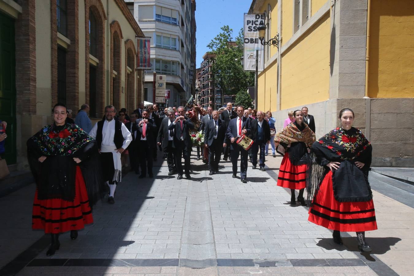 La Cofradía Logroñesa de San Bernabé ha estado acompañada en la procesión por el Grupo Contradanza.
