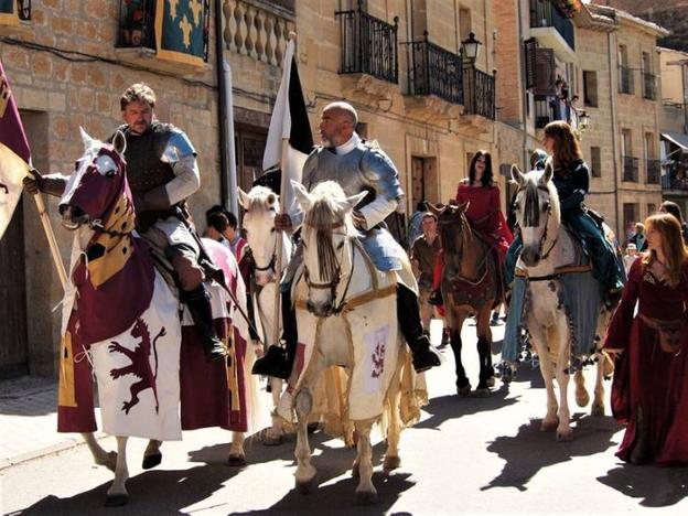 Caballeros, durante el desfile inaugural de las Jornadas Medievales de Briones de una edición anterior. 