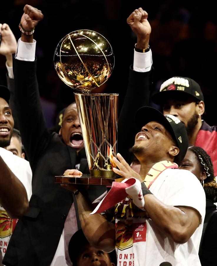 Kyle Lowry sostiene el trofeo.