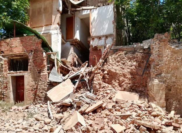 Derrumbe de una casa deshabitada en la calle Palacio