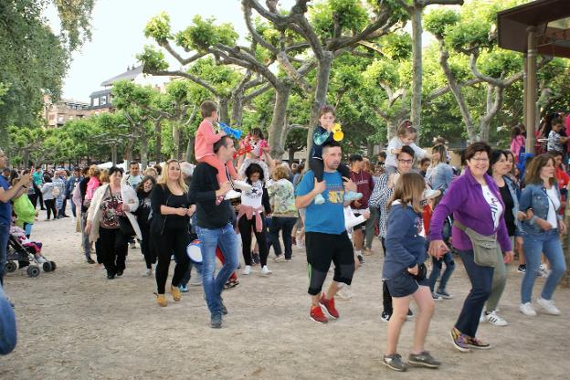 Mayores y pequeños practicando las vueltas de fiestas en el Paseo San Julián de Nájera.