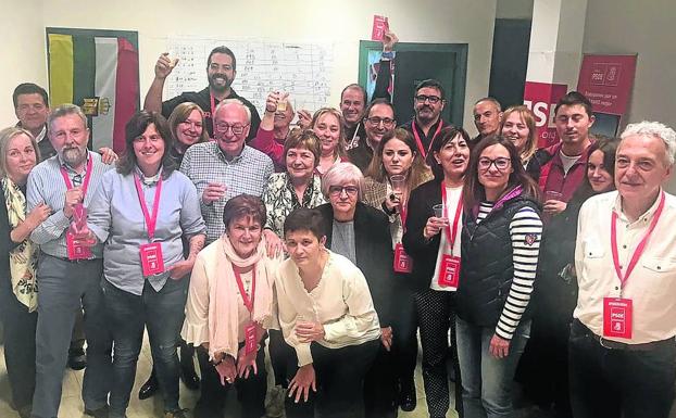 Imagen de la celebración de la victoria del PSOE alfareño en la noche del 26 de mayo. 