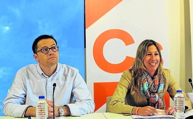 Manuel Vallejo (PP) y Marta Gómez (Cs) este viernes, durante la rueda de prensa en Lardero. 