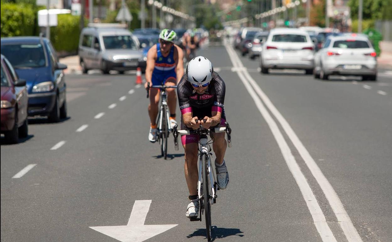 Un momento de la prueba deportiva durante el II Triatlón de La Rioja. 