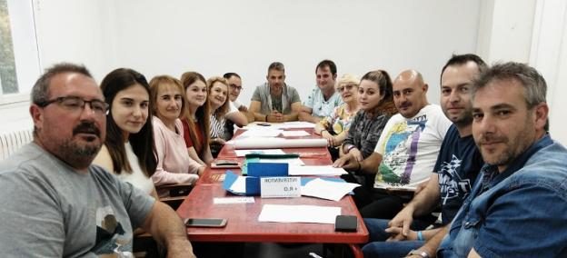 Imagen de la reunión que mantuvieron anoche los miembros de la candidatura Más Rioncón de Olivedo. 