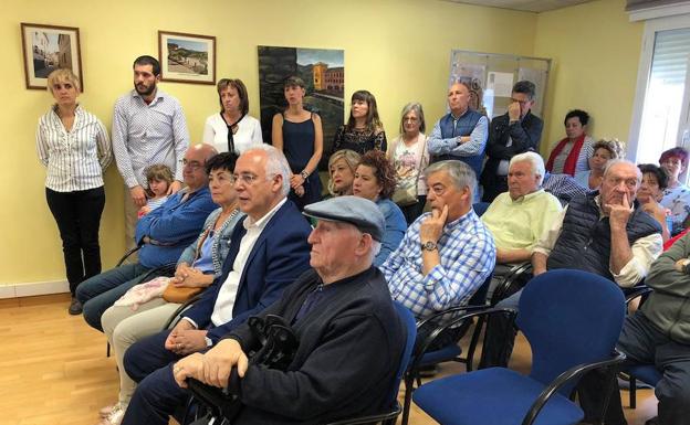 José Ignacio Ceniceros, en primera fila, durante la constitución de la Corporación municipal de Albelda. 