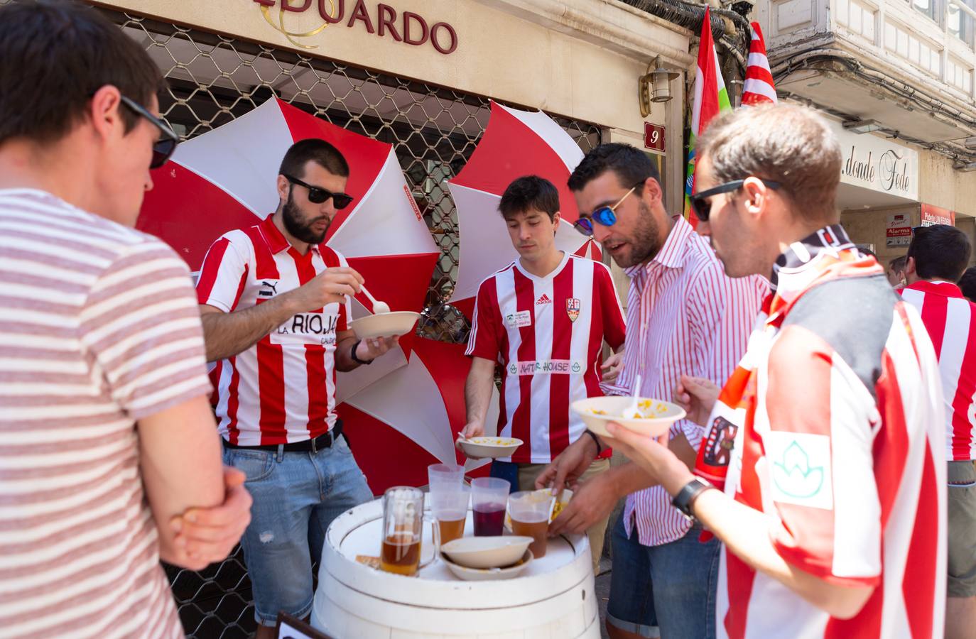 Los aficionados blanquirrojos han llenado de color las calles de Logroño en los minutos previos al encuentro frente al Hércules.