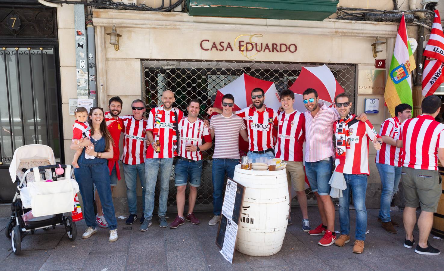 Los aficionados blanquirrojos han llenado de color las calles de Logroño en los minutos previos al encuentro frente al Hércules.