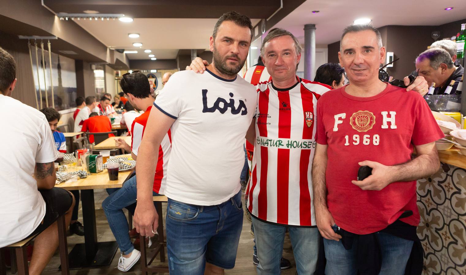 Los aficionados blanquirrojos han llenado de color las calles de Logroño en los minutos previos al encuentro frente al Hércules.