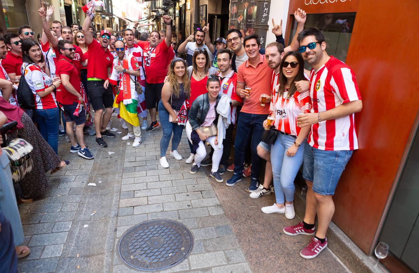 Los aficionados blanquirrojos han llenado de color las calles de Logroño en los minutos previos al encuentro frente al Hércules.