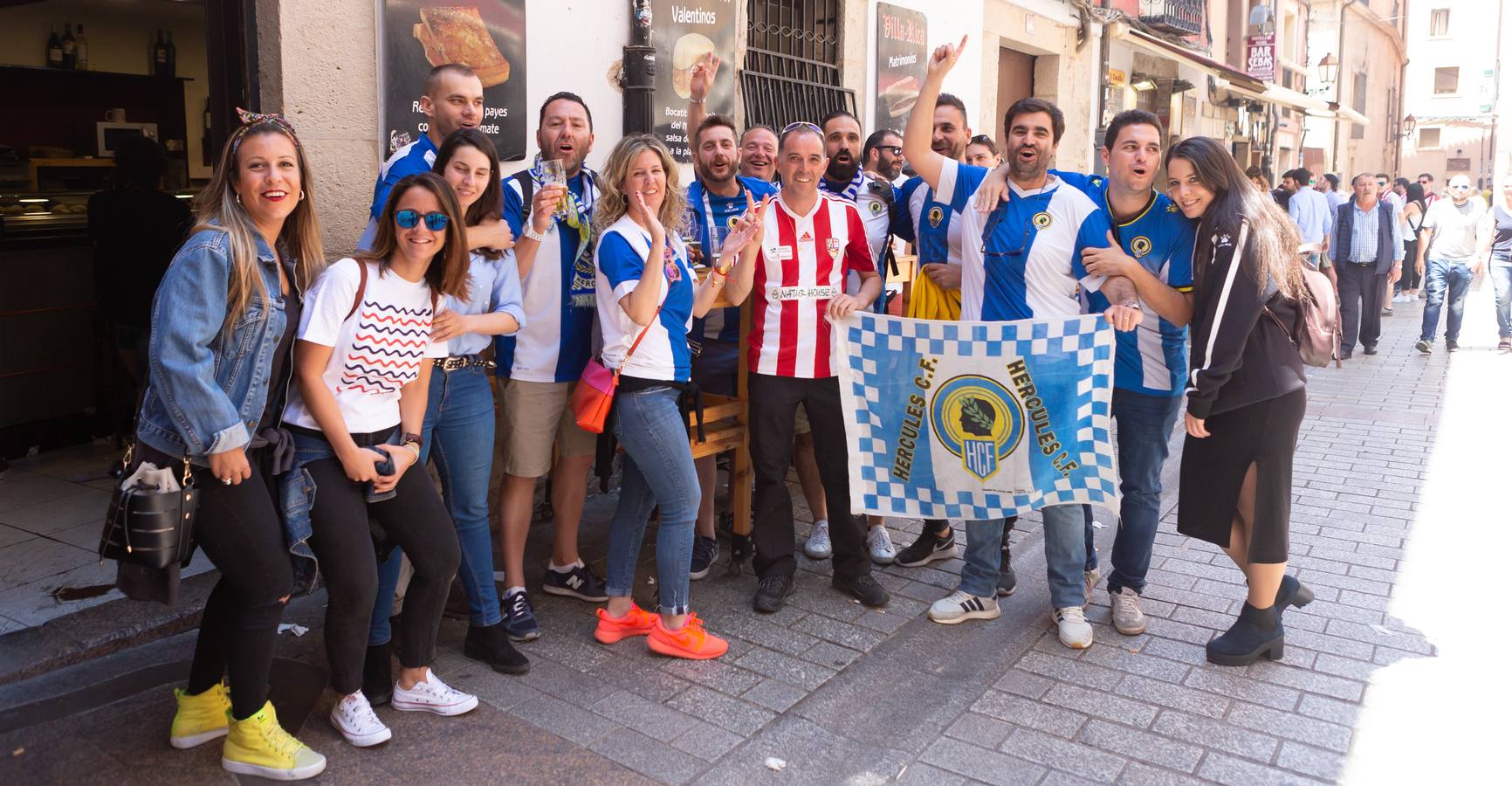 Los aficionados blanquirrojos han llenado de color las calles de Logroño en los minutos previos al encuentro frente al Hércules.