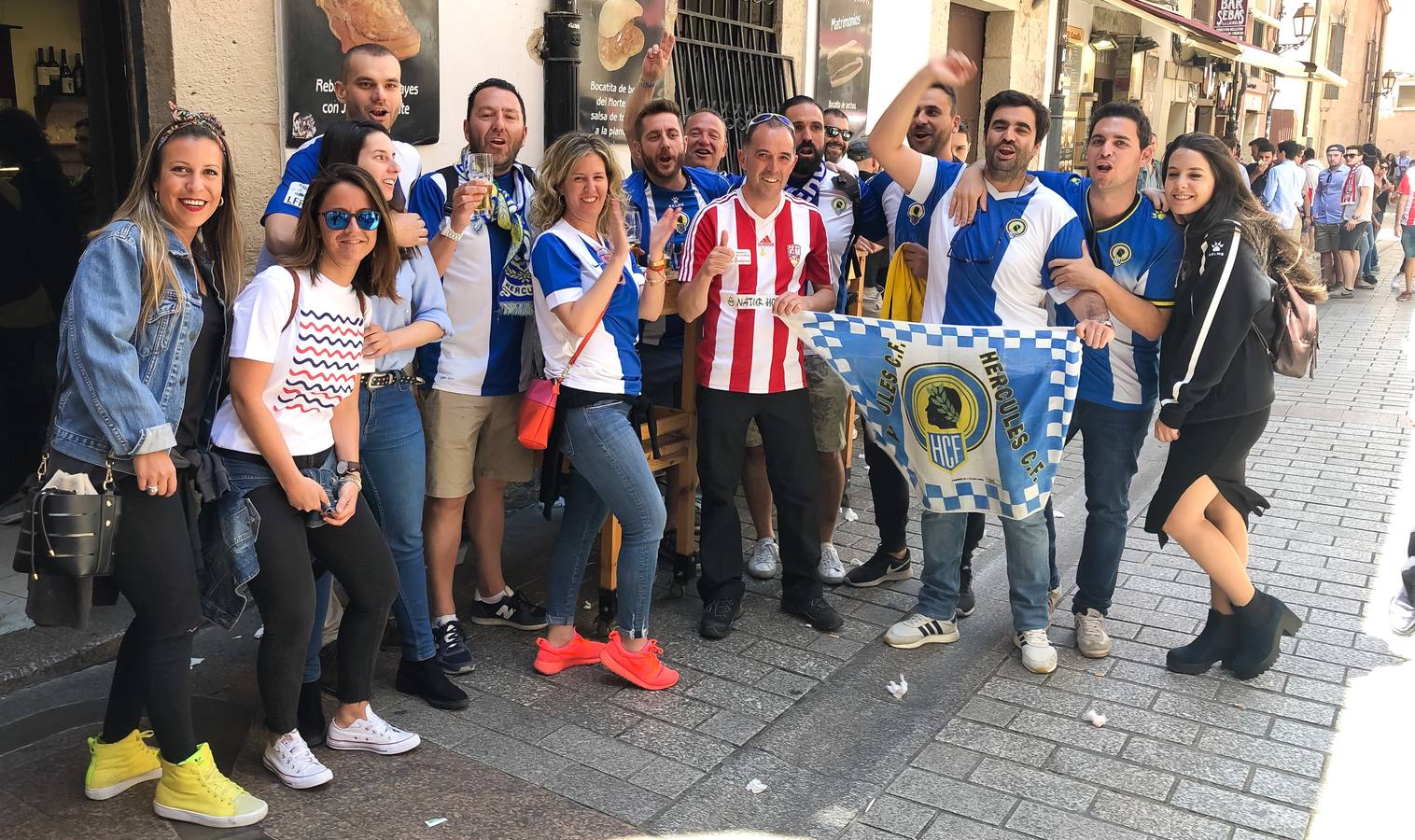 Los aficionados blanquirrojos han llenado de color las calles de Logroño en los minutos previos al encuentro frente al Hércules.