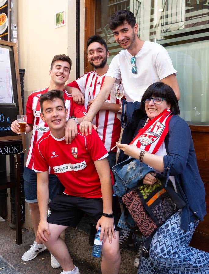 Los aficionados blanquirrojos han llenado de color las calles de Logroño en los minutos previos al encuentro frente al Hércules.