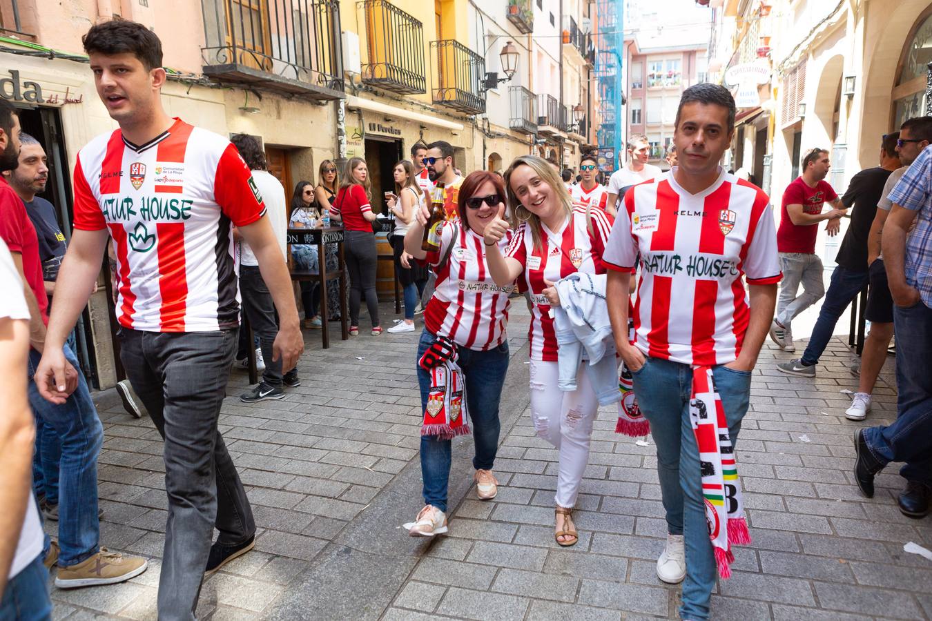 Los aficionados blanquirrojos han llenado de color las calles de Logroño en los minutos previos al encuentro frente al Hércules.