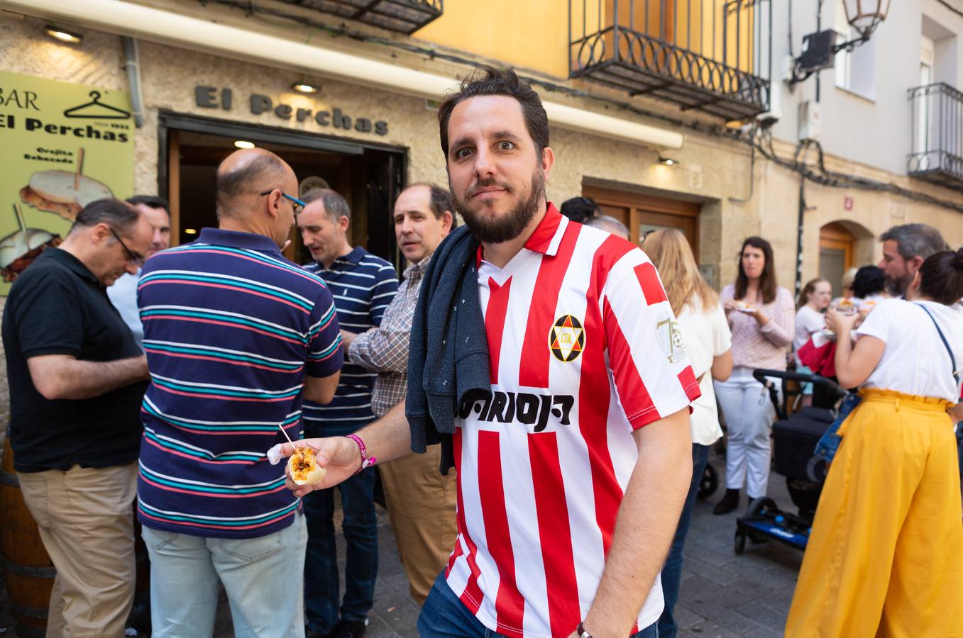 Los aficionados blanquirrojos han llenado de color las calles de Logroño en los minutos previos al encuentro frente al Hércules.