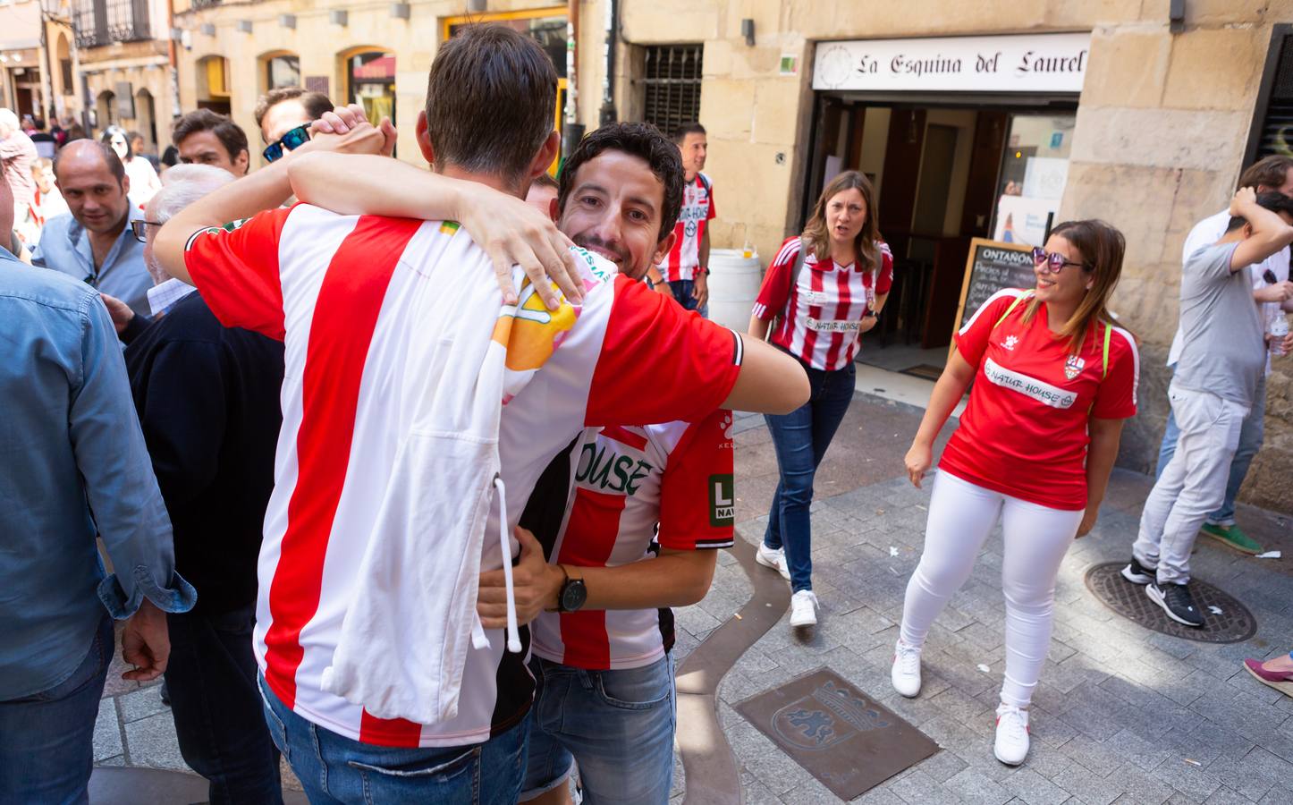 Los aficionados blanquirrojos han llenado de color las calles de Logroño en los minutos previos al encuentro frente al Hércules.