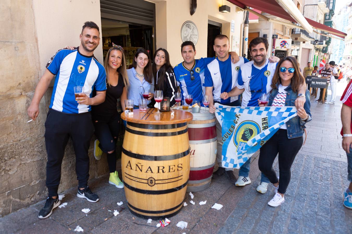 Los aficionados blanquirrojos han llenado de color las calles de Logroño en los minutos previos al encuentro frente al Hércules.