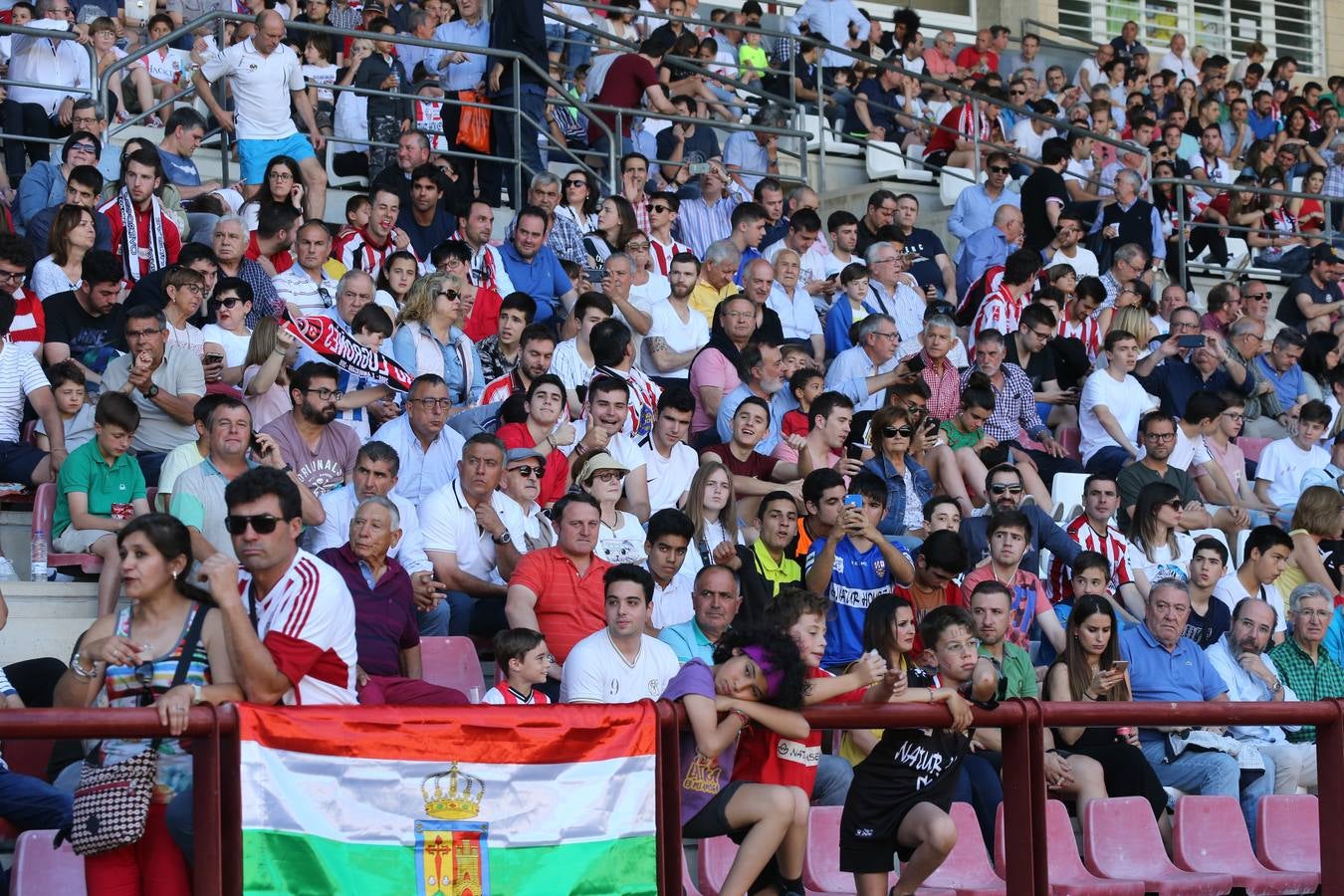 El campo municipal logroñés ha registrado un gran ambiente para el enfrentamiento entre blanquirrojos y alicantinos