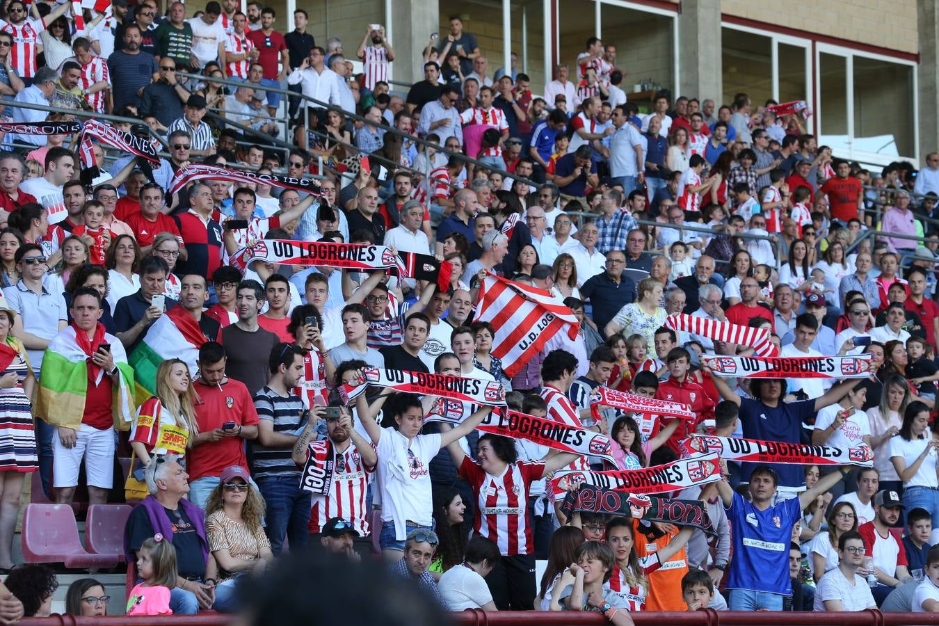 El campo municipal logroñés ha registrado un gran ambiente para el enfrentamiento entre blanquirrojos y alicantinos