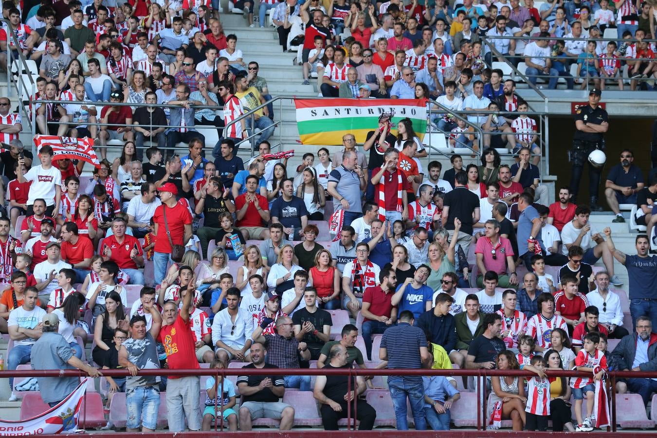 El campo municipal logroñés ha registrado un gran ambiente para el enfrentamiento entre blanquirrojos y alicantinos