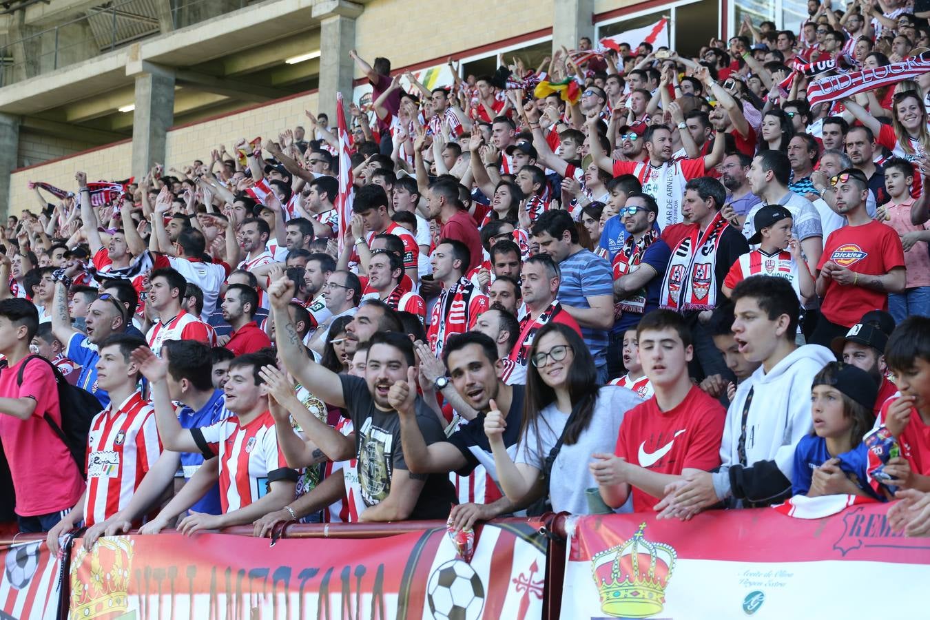 El campo municipal logroñés ha registrado un gran ambiente para el enfrentamiento entre blanquirrojos y alicantinos