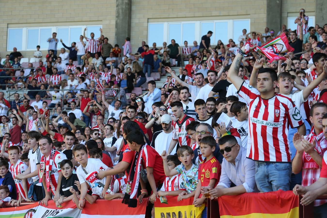 El campo municipal logroñés ha registrado un gran ambiente para el enfrentamiento entre blanquirrojos y alicantinos