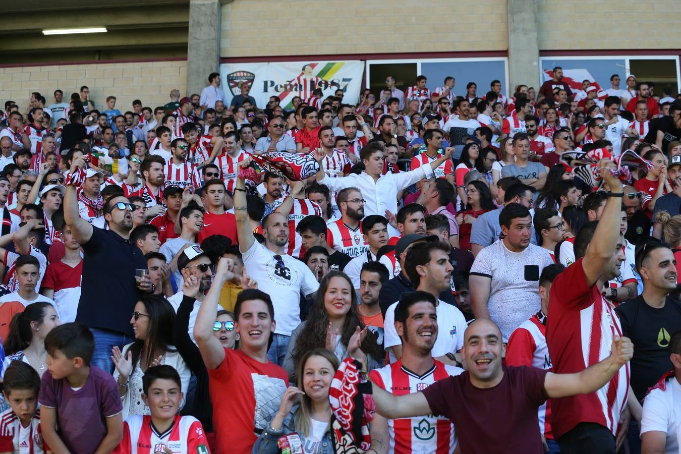 El campo municipal logroñés ha registrado un gran ambiente para el enfrentamiento entre blanquirrojos y alicantinos