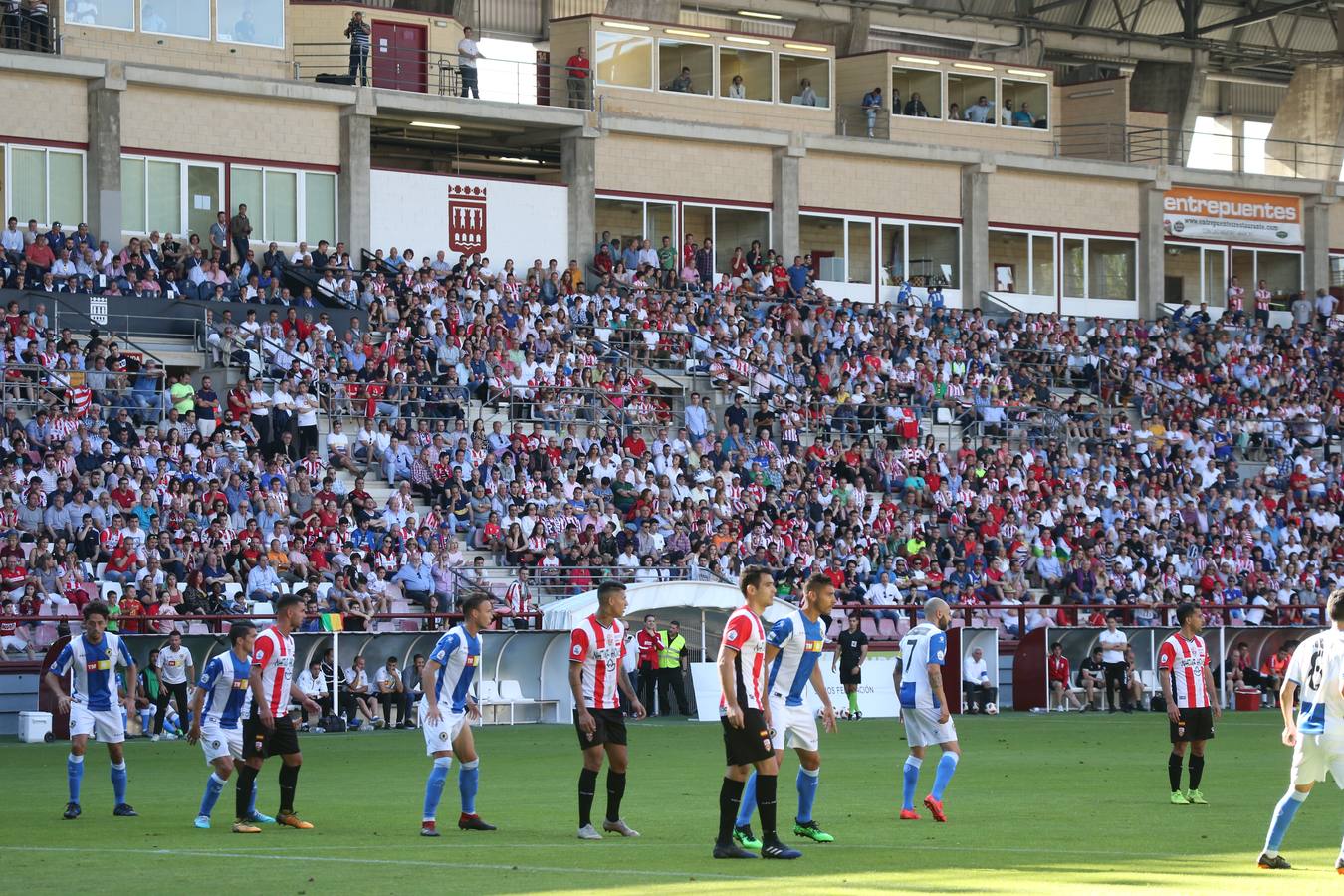 El campo municipal logroñés ha registrado un gran ambiente para el enfrentamiento entre blanquirrojos y alicantinos