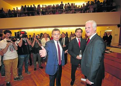 Imagen secundaria 1 - Gamarra, González, Andreu, Ocón, Sainz Ochoa, Revuelta y Santos. Abajo, saludo con la oposición y con Tomás Santos.