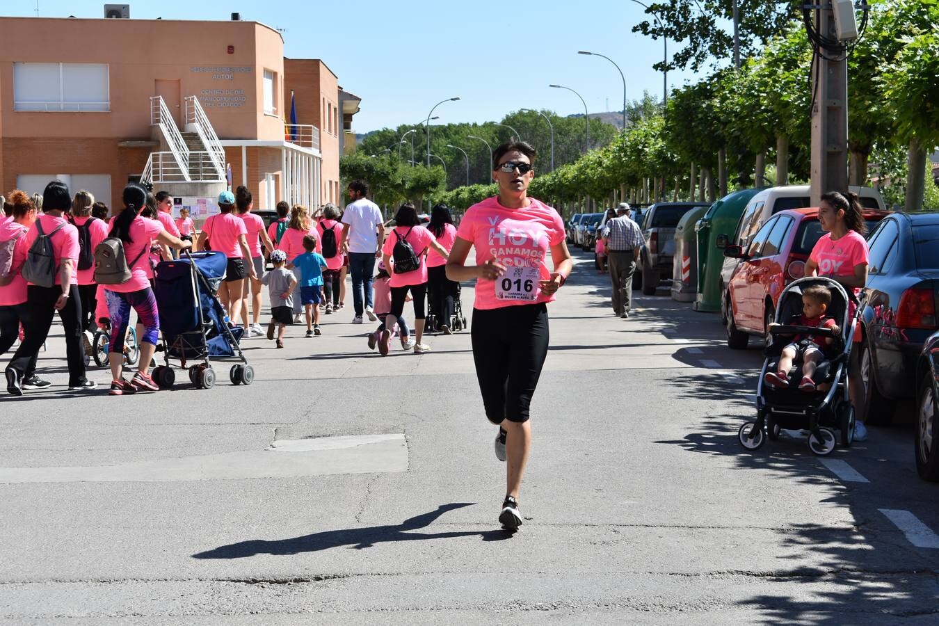 V carrera de la mujer de Autol a favor de la AECC en la que participaron más de 600 personas y se incluyó en los actos del día del deporte en la calle.