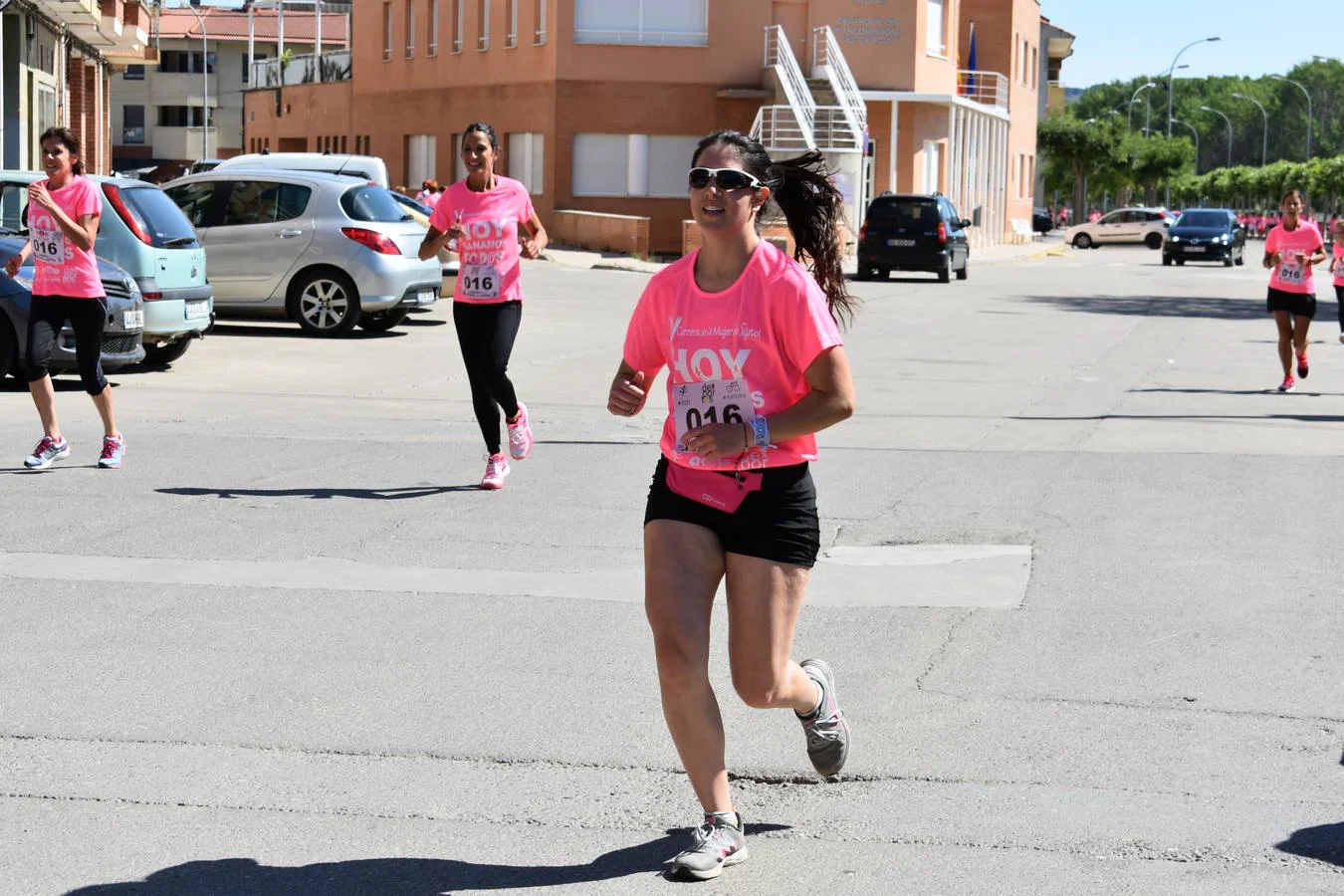 V carrera de la mujer de Autol a favor de la AECC en la que participaron más de 600 personas y se incluyó en los actos del día del deporte en la calle.