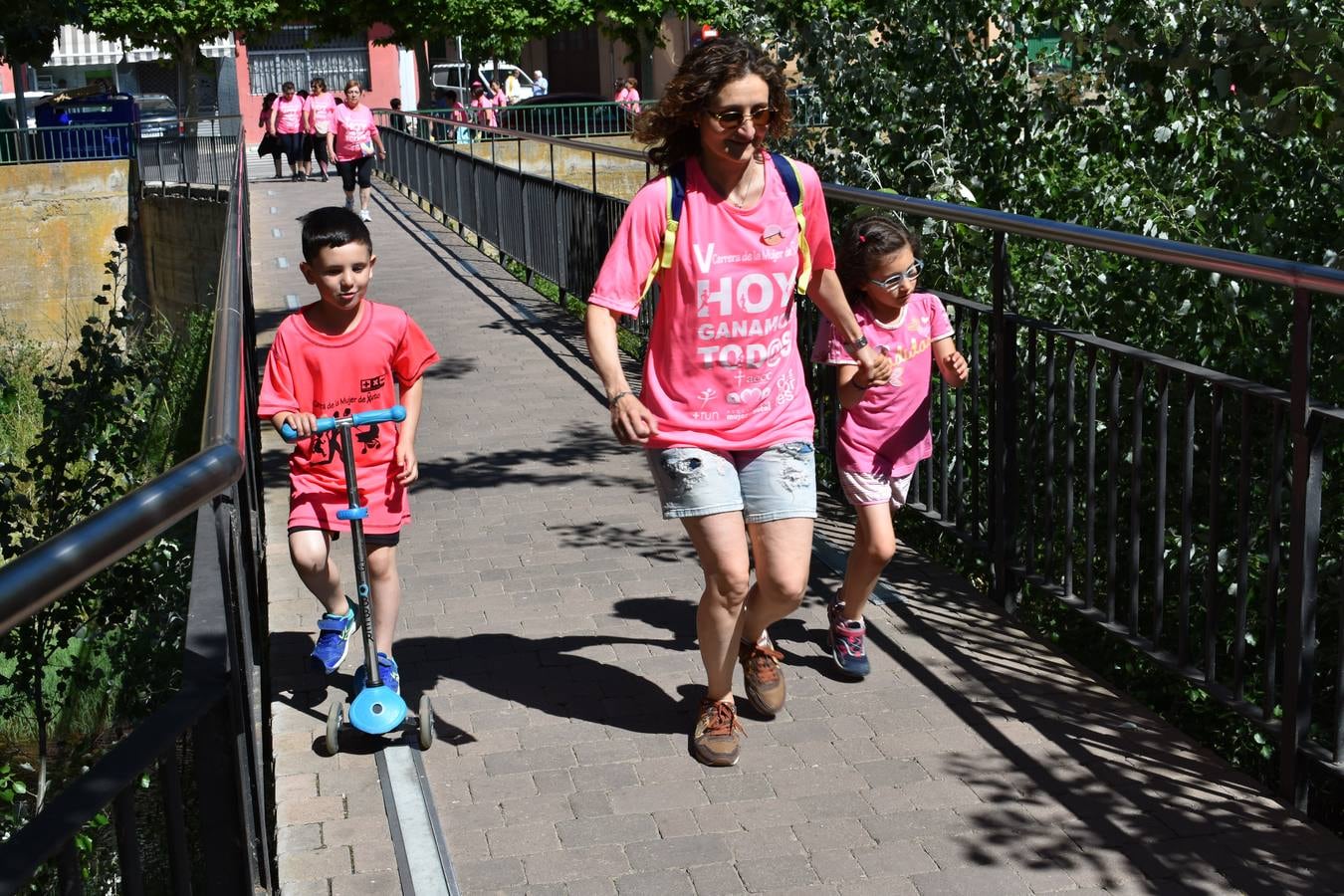 V carrera de la mujer de Autol a favor de la AECC en la que participaron más de 600 personas y se incluyó en los actos del día del deporte en la calle.