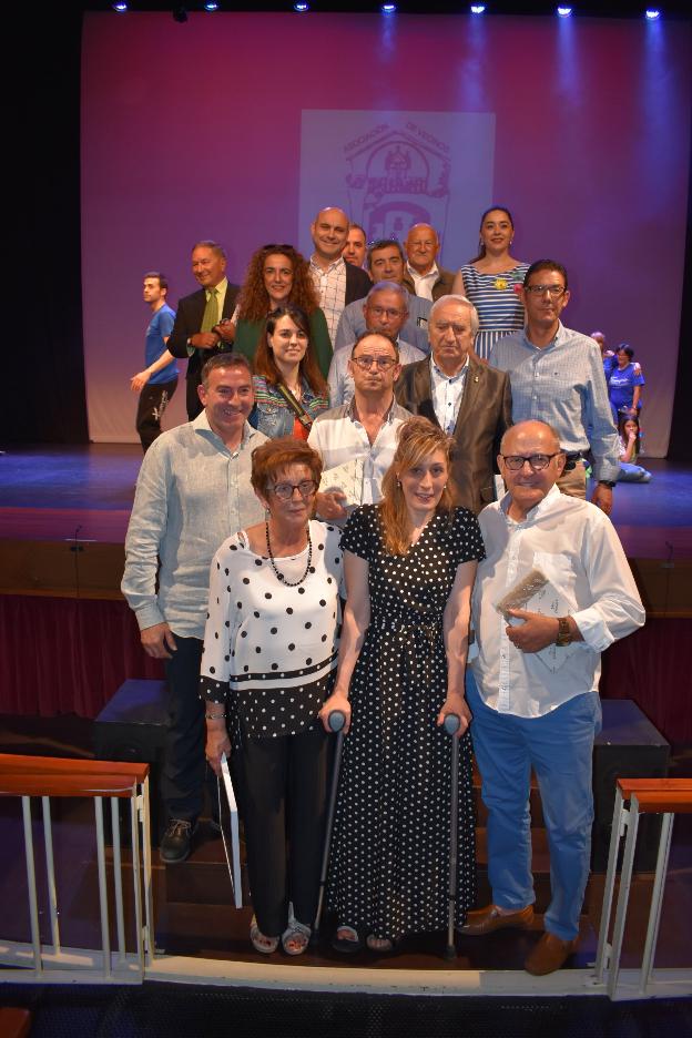 Miembros de la junta, homenajeados y la alcaldesa Garrido. :: 