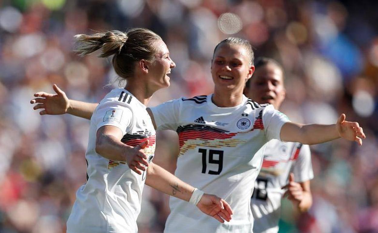 Las alemanas, contentas tras marcar un gol.