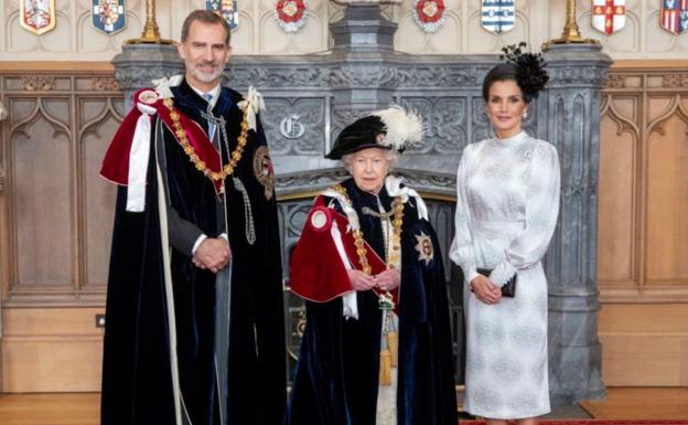 El rey Felipe VI (i) y su mujer, la reina Letizia (d), flanquean a la reina Isabel II.